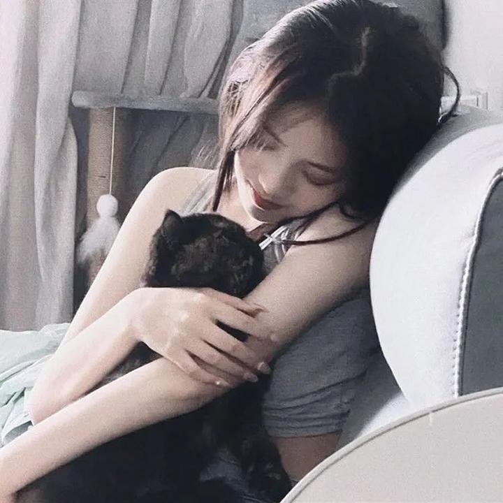 走进酒吧的女孩